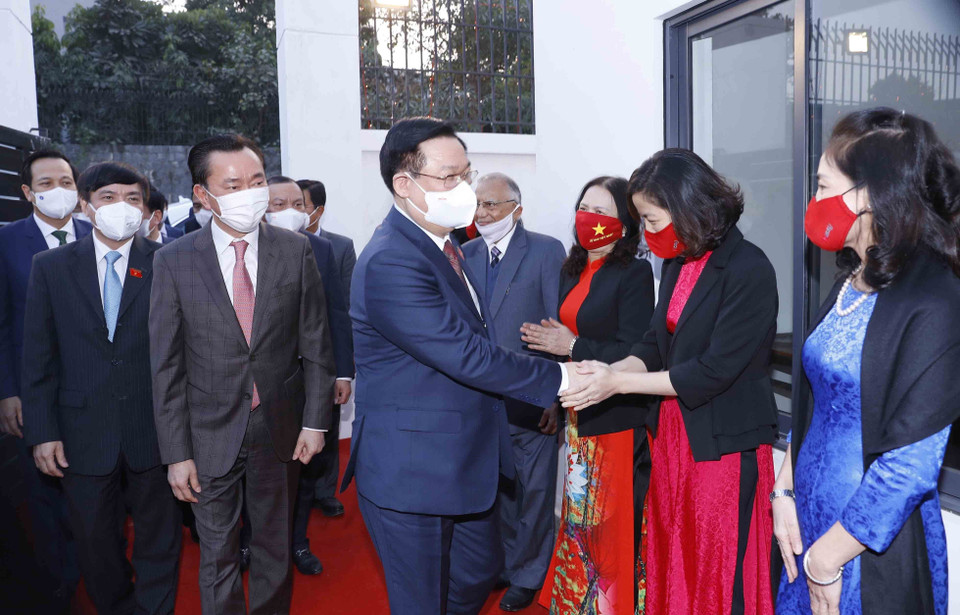 Tối 17/12 (theo giờ địa phương), tại Thủ đô New Delhi, Chủ tịch Quốc hội Vương Đình Huệ thăm và khánh thành khu nhà ở của cán bộ, nhân viên Đại sứ quán Việt Nam tại Ấn Độ. Trong ảnh: Chủ tịch Quốc hội Vương Đình Huệ với đại biểu. (Ảnh: Doãn Tấn/TTXVN)