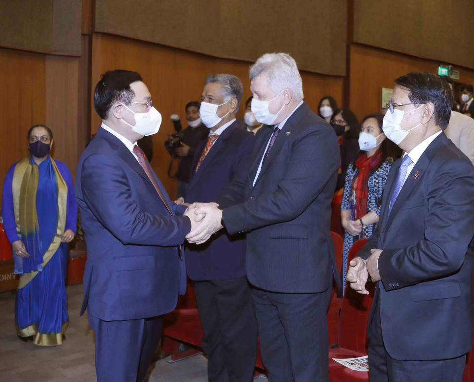 Chủ tịch Quốc hội với các đại biểu, đại sứ các nước tại Ấn Độ. (Ảnh: Doãn Tấn/TTXVN)