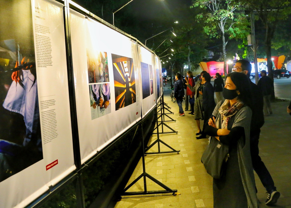 Đông đảo người dân thủ đô đã tới tham quan triển lãm. (Ảnh: Tuấn Đức/TTXVN)