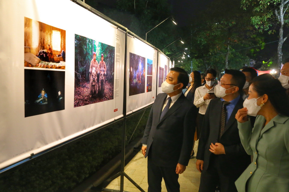 Triển lãm trưng bày những tác phẩm đoạt giải Cuộc thi Ảnh Báo chí thế giới năm 2021. (Ảnh: Tuấn Đức/TTXVN)