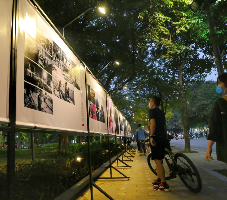 Người dân tham quan triển lãm. (Ảnh: Tuấn Đức/TTXVN)