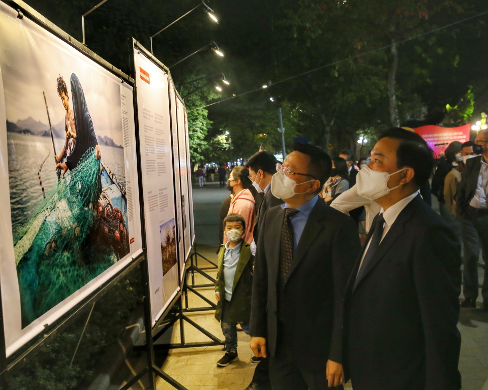 Triển lãm được trưng bày bên bờ Hồ Hoàn Kiếm, đối diện Tượng đài Cảm tử cho Tổ quốc quyết sinh. Trong ảnh: Các đại biểu tham quan triển lãm. (Ảnh: Tuấn Đức/TTXVN)