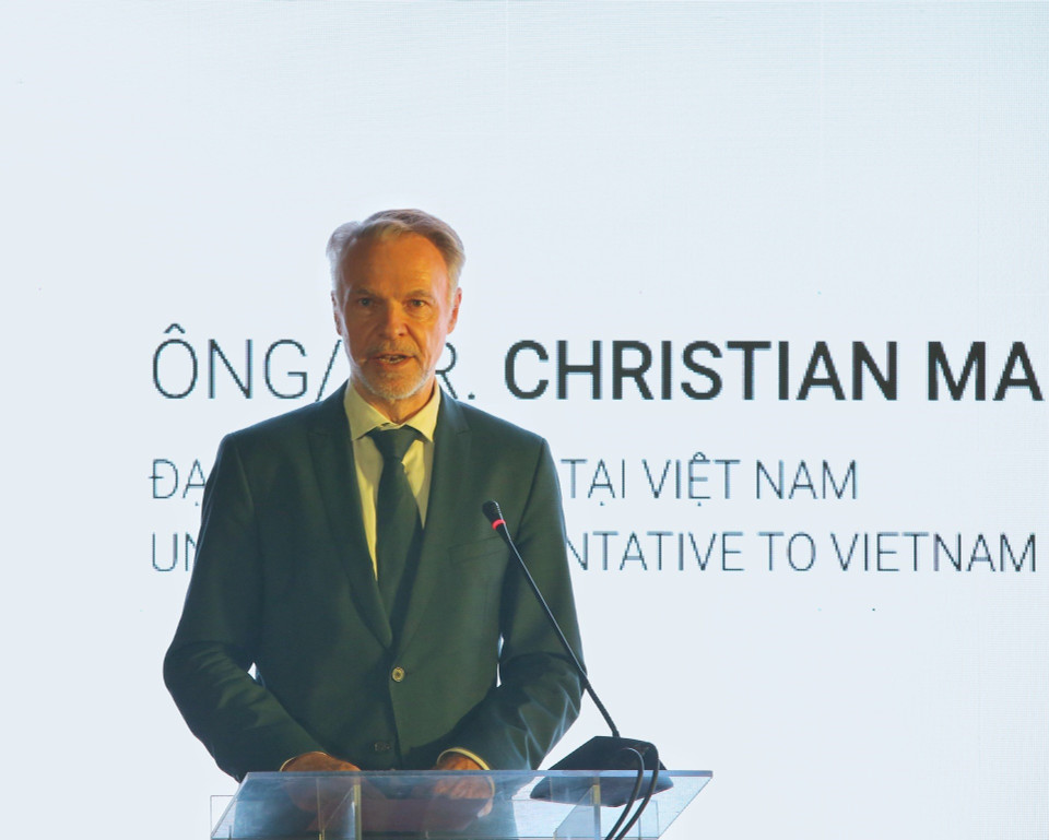 Tối 17/12, tại Hà Nội, Đại sứ quán Hà Lan tại Việt Nam phối hợp với Ủy ban Nhân dân thành phố Hà Nội tổ chức Triển lãm Ảnh Báo chí thế giới (World Press Photo) 2021. Trong ảnh: Ông Christian Manhart, đại diện UNESCO tại Việt Nam phát biểu. (Ảnh: Tuấn Đức/TTXVN)