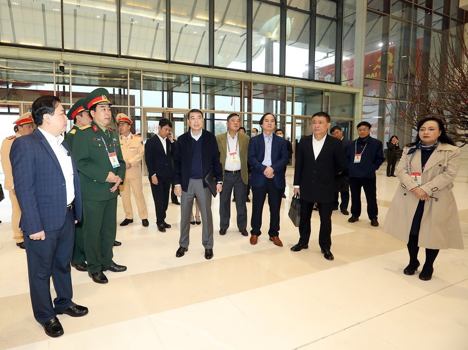 Đoàn công tác kiểm tra công tác chuẩn bị cho Đại hội XIII của Đảng tại khu tiền sảnh tại Trung tâm Hội nghị quốc gia, Hà Nội. (Ảnh: Phan Tuấn Anh/TTXVN)