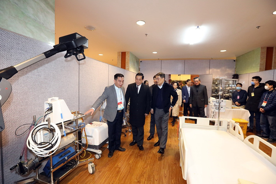 Ông Lê Minh Hưng, Ủy viên Trung ương Đảng, Chánh Văn phòng Trung ương Đảng kiểm tra công tác chuẩn bị y tế tại đại hội. (Ảnh: Phan Tuấn Anh/TTXVN)