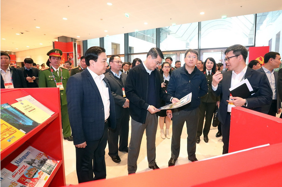 Ông Lê Minh Hưng, Ủy viên Trung ương Đảng, Chánh Văn phòng Trung ương Đảng kiểm tra khu trưng bày sách tại đại hội. (Ảnh: Phan Tuấn Anh/TTXVN)