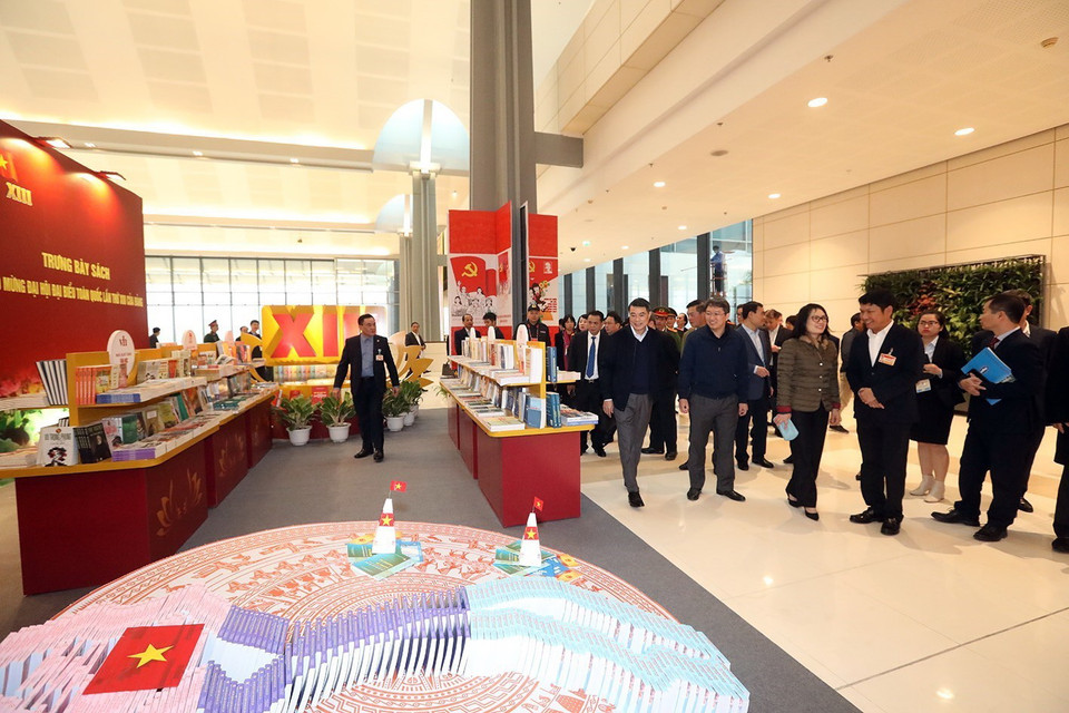 Đoàn công tác kiểm tra khu trưng bày sách tại đại hội. (Ảnh: Phan Tuấn Anh/TTXVN)