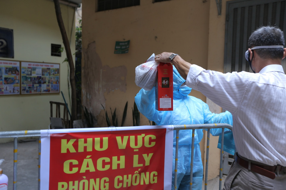 Đồ tiếp tế của người dân được lực lượng chức năng đưa vào khu vực cách ly y tế. (Ảnh: Hoàng Hiếu/TTXVN)