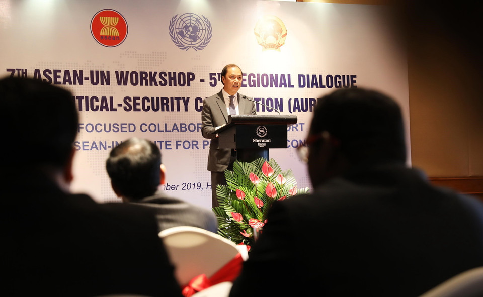 Thứ trưởng Bộ Ngoại giao Nguyễn Quốc Dũng phát biểu khai mạc Đối thoại khu vực ASEAN-Liên hợp quốc về hợp tác chính trị-an ninh lần thứ năm. (Ảnh: Lâm Khánh/TTXVN)