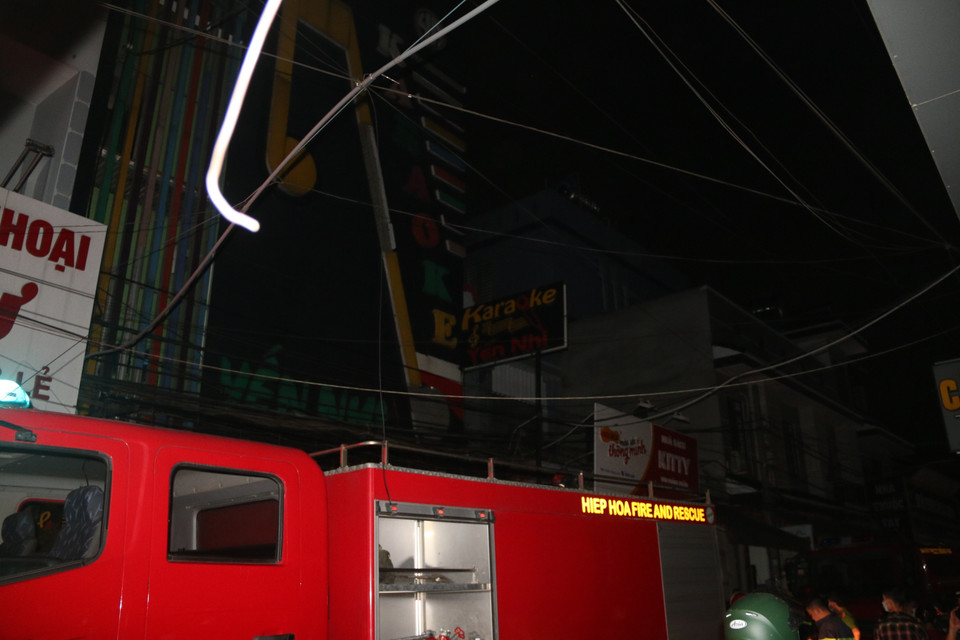  Khoảng 17 giờ chiều 11/9, xảy ra vụ cháy tại quán karaoke Yến Nhi, ấp Thanh Hóa, xã Hố Nai 3, huyện Trảng Bom, tỉnh Đồng Nai. Trong ảnh: Xe chữa cháy thực hiện nhiệm vụ tại hiện trường. (Ảnh: Công Phong/TTXVN)
