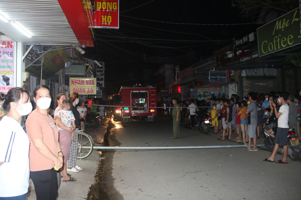 Nhiều người dân tập trung theo dõi ngành chức năng xử lý vụ cháy. (Ảnh: Công Phong/TTXVN)