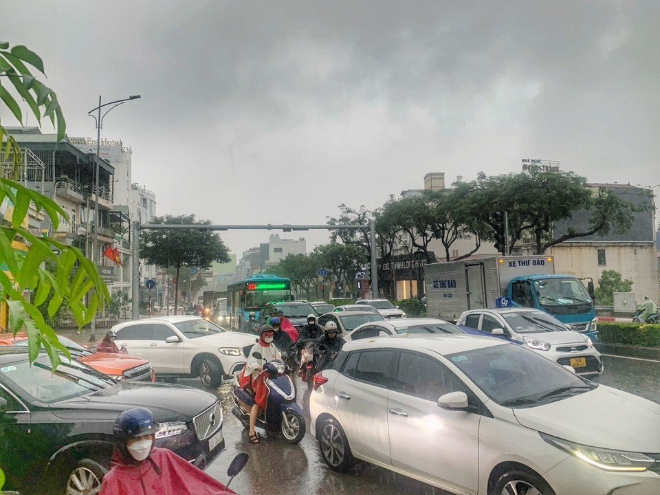 Tình trạng ùn tắc trên phố Nguyễn Văn Cừ lối dẫn lên cầu Chương Dương sáng 14/9. (Ảnh: Tuấn Đức/TTXVN)