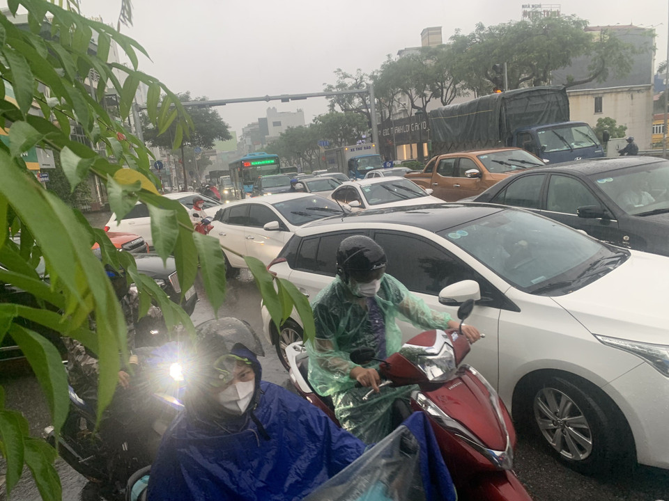 Tình trạng ùn tắc trên phố Nguyễn Văn Cừ lối dẫn lên cầu Chương Dương. (Ảnh: Tuấn Đức/TTXVN)