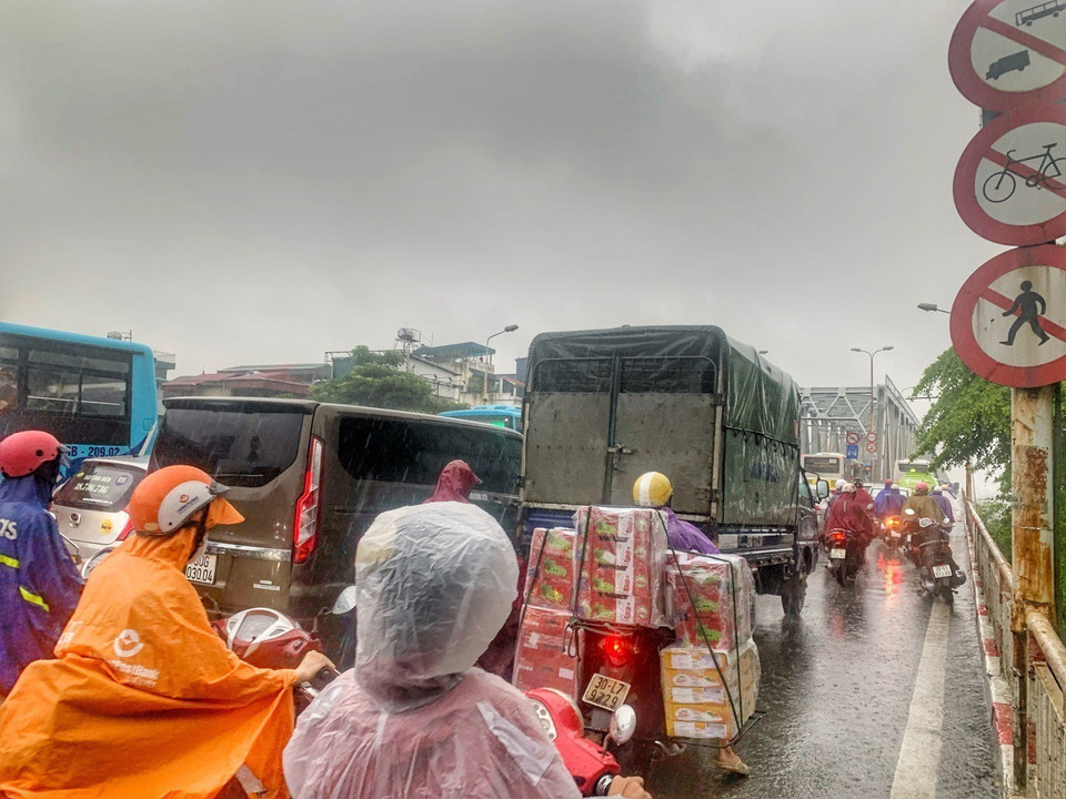 Tình trạng ùn tắc trên phố Nguyễn Văn Cừ lối dẫn lên cầu Chương Dương sáng 14/9. (Ảnh: Tuấn Đức/TTXVN)