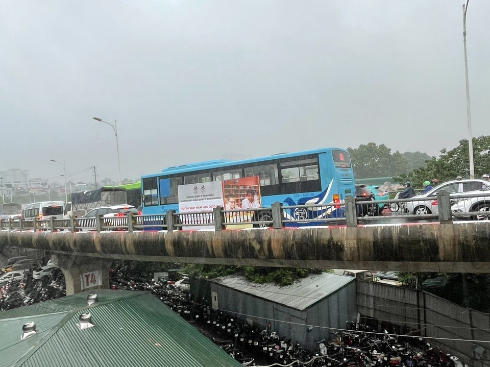 Ùn tắc tại nút giao thông cuối cầu Vĩnh Tuy-Nguyễn Khoái hướng vào nội thành Hà Nội. (Ảnh: An Đăng/TTXVN)