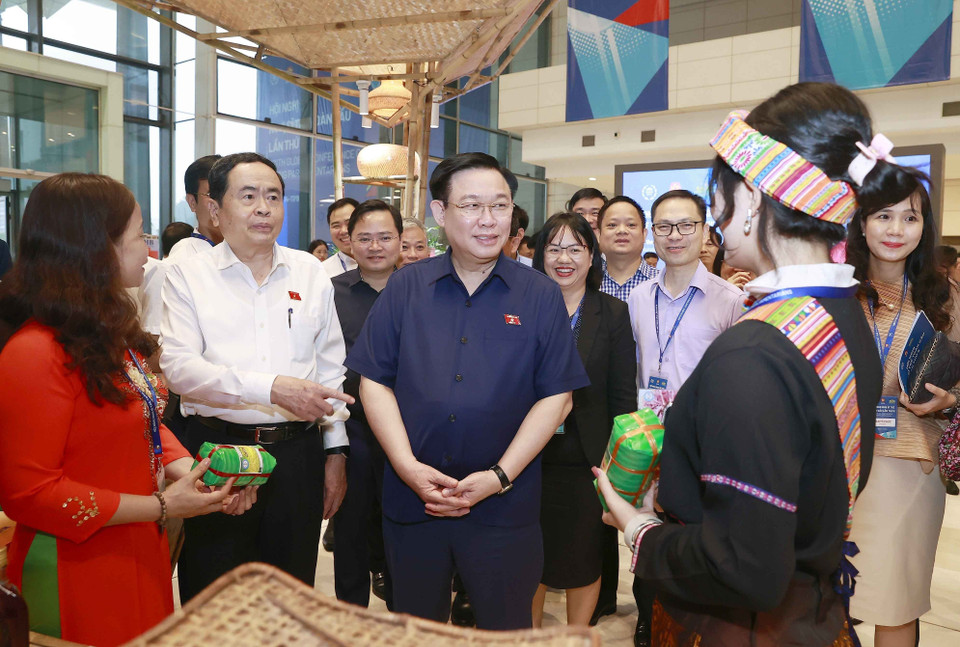 Chủ tịch Quốc hội Vương Đình Huệ và đại biểu tham quan gian trưng bày sản phẩm tại Hội nghị. (Ảnh: Doãn Tấn/TTXVN)
