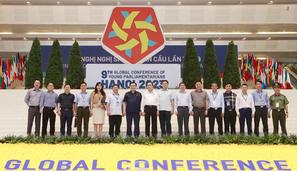 Chủ tịch Quốc hội Vương Đình Huệ và đại biểu chụp ảnh lưu niệm. (Ảnh: Doãn Tấn/TTXVN)