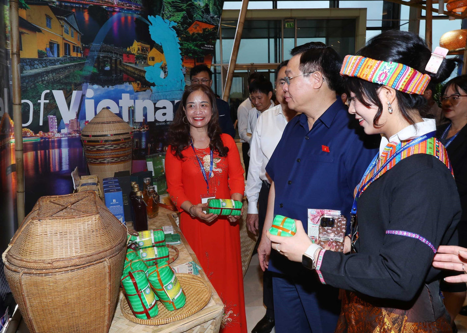Chủ tịch Quốc hội Vương Đình Huệ và các đại biểu tham quan các gian hàng trưng bày sản phẩm của Việt Nam. (Ảnh: Doãn Tấn/TTXVN)
