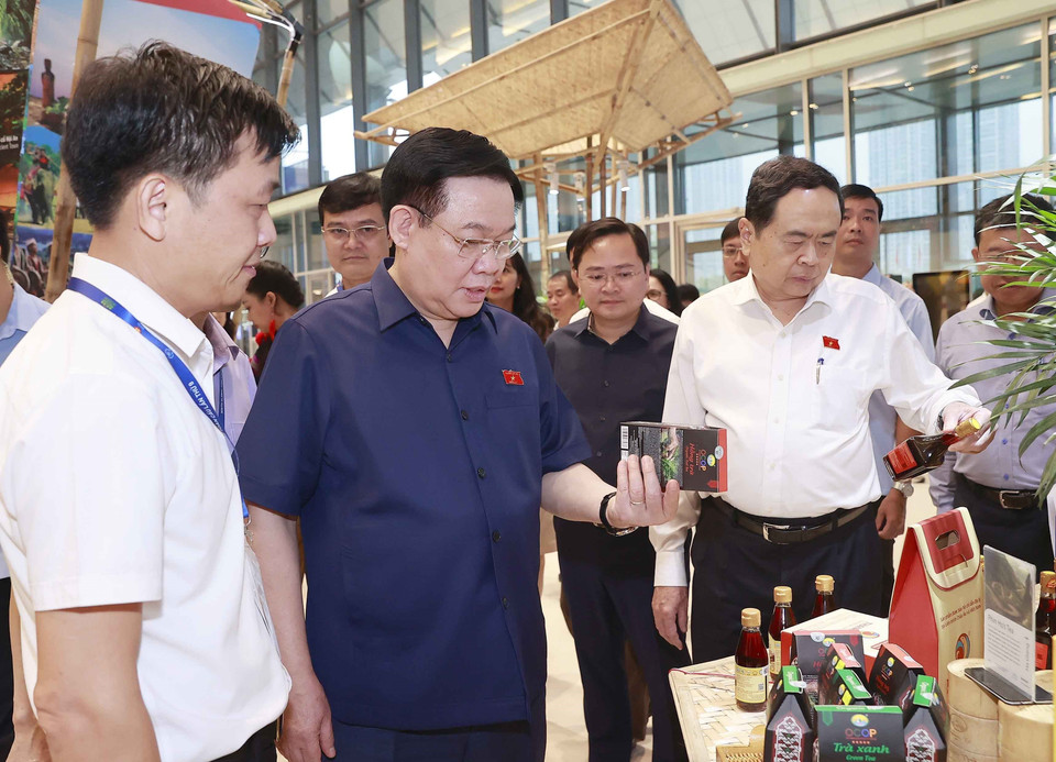 Chủ tịch Quốc hội Vương Đình Huệ và đại biểu tham quan gian trưng bày sản phẩm tại Hội nghị. (Ảnh: Doãn Tấn/TTXVN)