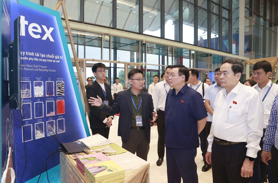 Chủ tịch Quốc hội Vương Đình Huệ và đại biểu tham quan gian trưng bày sản phẩm tại Hội nghị. (Ảnh: Doãn Tấn/TTXVN)