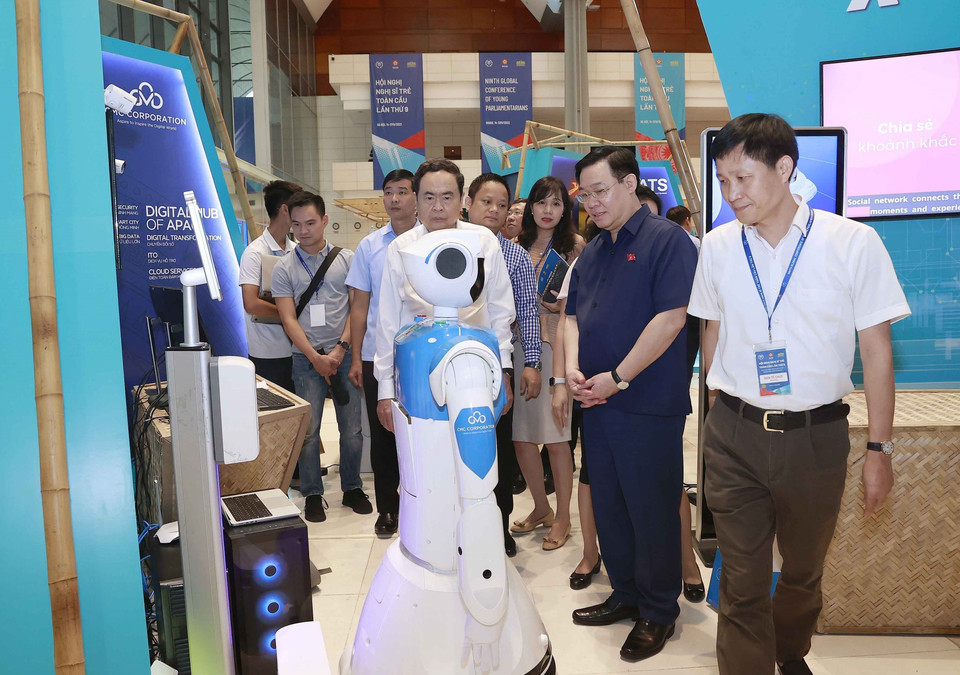 Chủ tịch Quốc hội Vương Đình Huệ và đại biểu tham quan gian trưng bày sản phẩm Công nghệ Số tại Hội nghị. (Ảnh: Doãn Tấn/TTXVN)