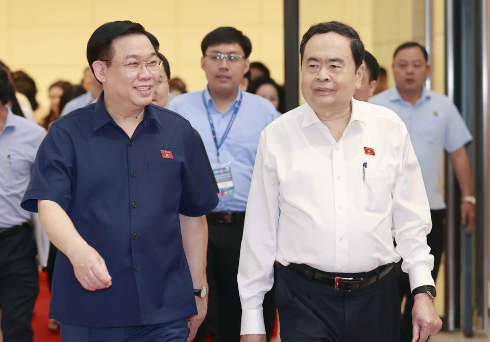 Chủ tịch Quốc hội Vương Đình Huệ và Phó Chủ tịch Thường trực Quốc hội Trần Thanh Mẫn đến tổng duyệt Hội Nghị Nghị sỹ Trẻ Toàn cầu lần thứ 9. (Ảnh: Doãn Tấn/TTXVN)