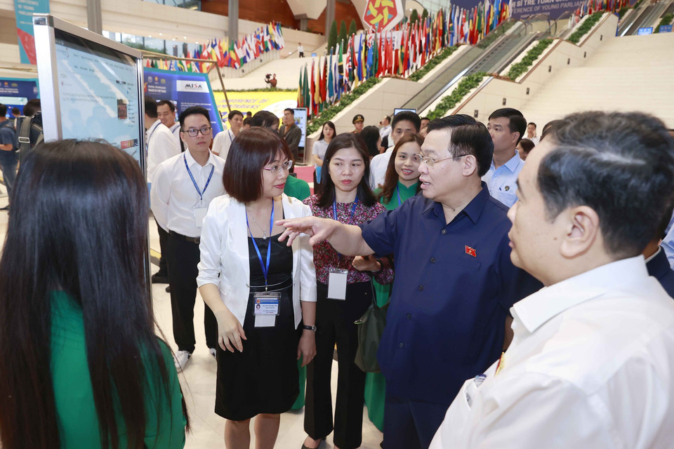 Chủ tịch Quốc hội Vương Đình Huệ và đại biểu tham quan gian trưng bày sản phẩm tại Hội nghị. (Ảnh: Doãn Tấn/TTXVN)