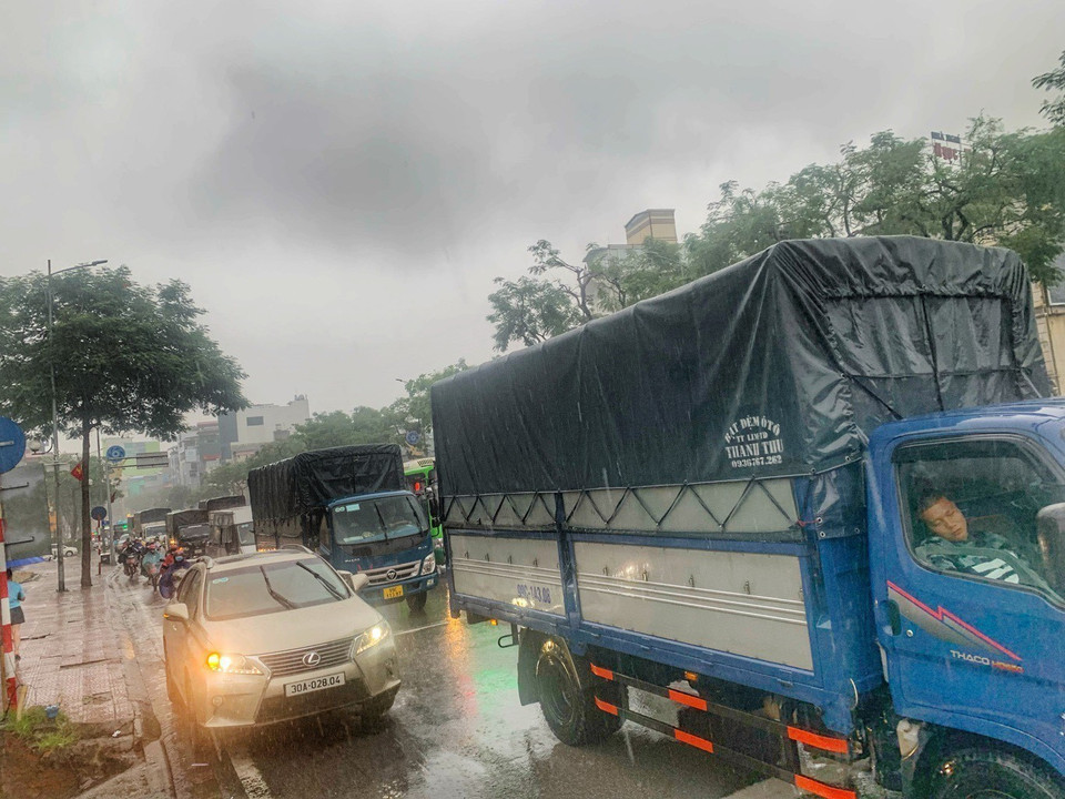 Tình trạng ùn tắc trên phố Nguyễn Văn Cừ lối dẫn lên cầu Chương Dương sáng 14/9. (Ảnh: Tuấn Đức/TTXVN)