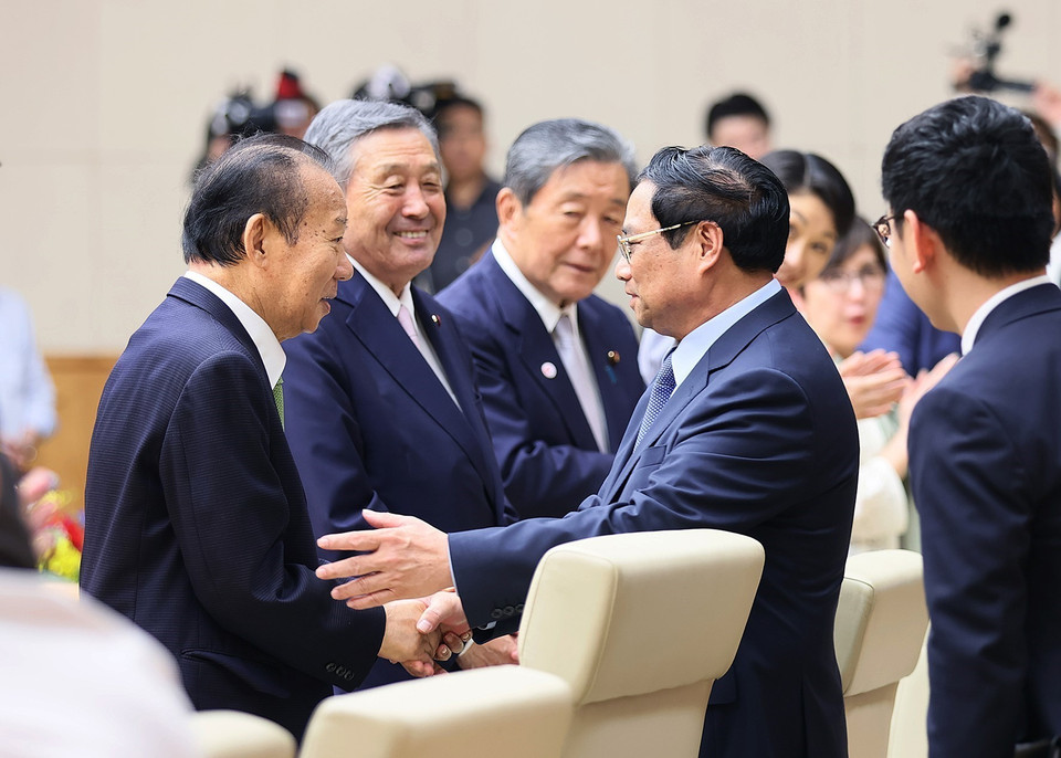 Thủ tướng Phạm Minh Chính tiếp Chủ tịch Liên minh Nghị sỹ hữu nghị Nhật Bản-Việt Nam Nikai Toshihiro. (Ảnh: Dương Giang/TTXVN)