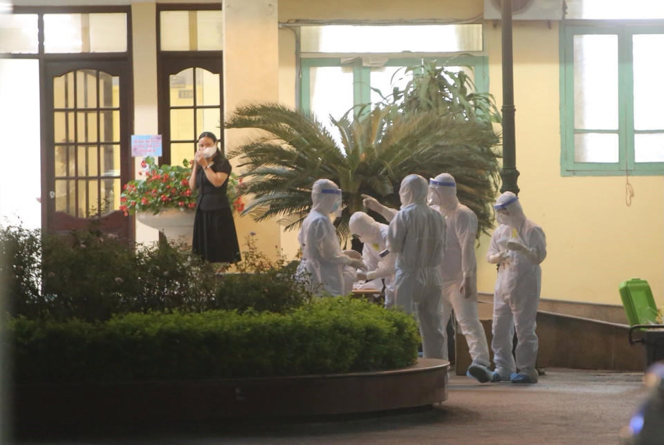 Nhân viên y tế chuẩn bị làm xét nghiệm. (Ảnh: Hoàng Hiếu/TTXVN)