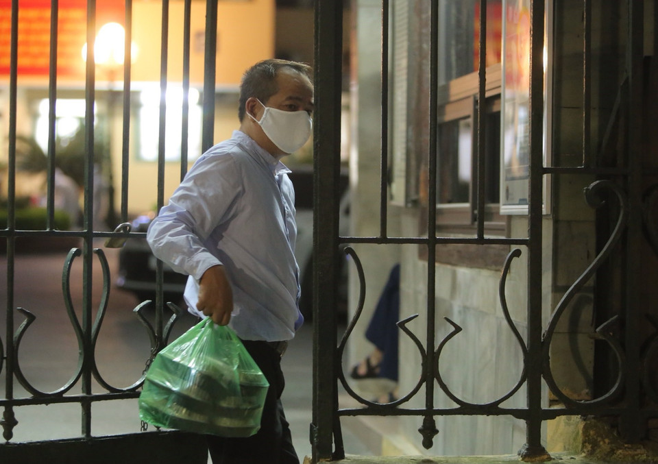 Cán bộ, nhân viên Bộ Giao thông Vận tải nhận đồ do người thân chuyển vào. (Ảnh: Hoàng Hiếu/TTXVN)