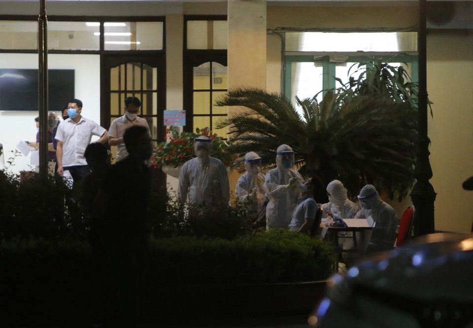 Xét nghiệm COVID-19 cho cán bộ, nhân viên Bộ Giao thông Vận tải. (Ảnh: Hoàng Hiếu/TTXVN)