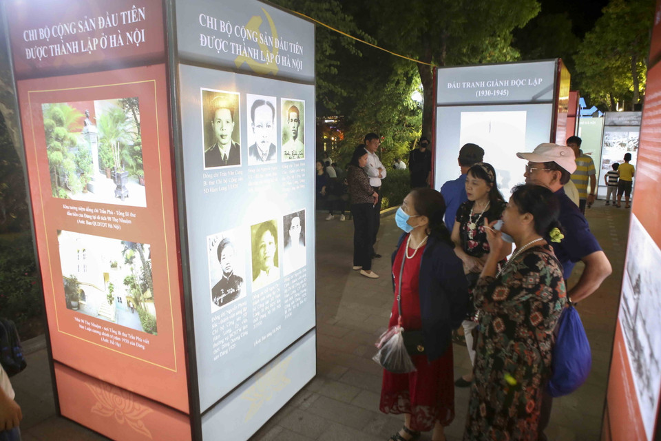 Người dân xem triển lãm ảnh tại hồ Hoàn Kiếm. (Ảnh: Tuấn Đức/TTXVN)