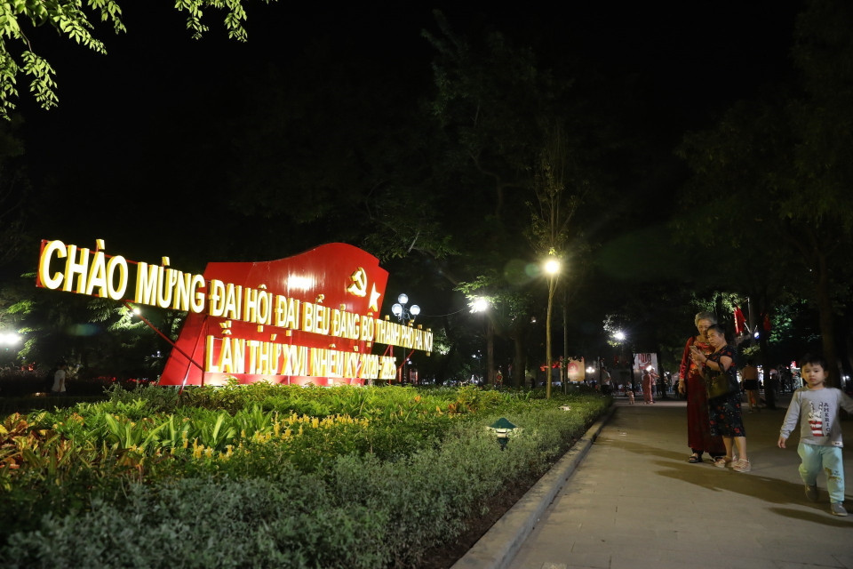 Người dân chụp ảnh lưu niệm. (Ảnh: Danh Lam/TTXVN)