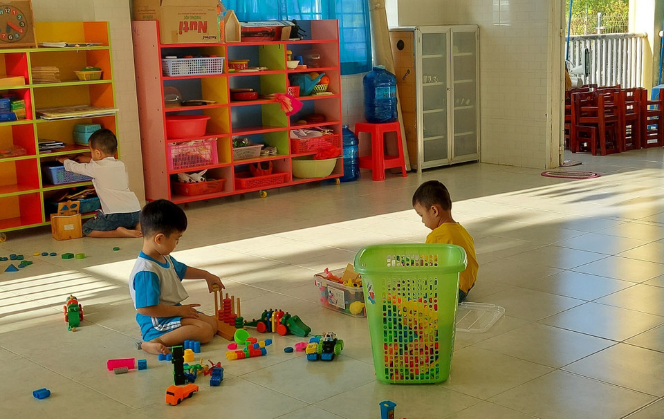 Trẻ mầm non được phụ huynh đưa đến trường trên tinh thần tự nguyện, luôn được các cô nhắc nhở giữ khoảng cách để đảm bảo an toàn. (Ảnh: Chương Đài/TTXVN)