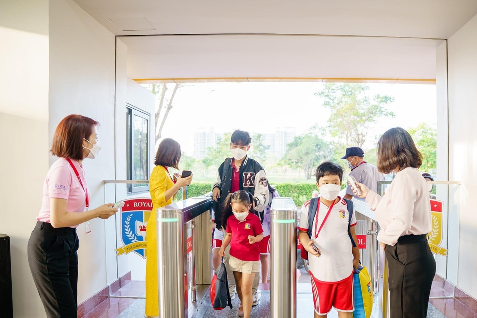 Ngày 14/2, hơn 1 triệu học sinh từ mầm non đến lớp 6 ở Thành phố Hồ Chí Minh đã chính thức đi học lại sau 9 tháng ở nhà học online để phòng tránh dịch COVID-19. Trong ảnh: Các em học sinh tiểu học trường Song ngữ Quốc tế Hoàng gia được kiểm tra thân nhiệt trước khi vào trường. (Ảnh: Hồng Giang/TTXVN)