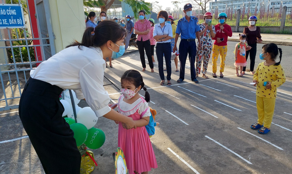 Trẻ mầm non được phụ huynh đưa đến trường trên tinh thần tự nguyện, luôn được các cô nhắc nhở giữ khoảng cách để đảm bảo an toàn. (Ảnh: Chương Đài/TTXVN)