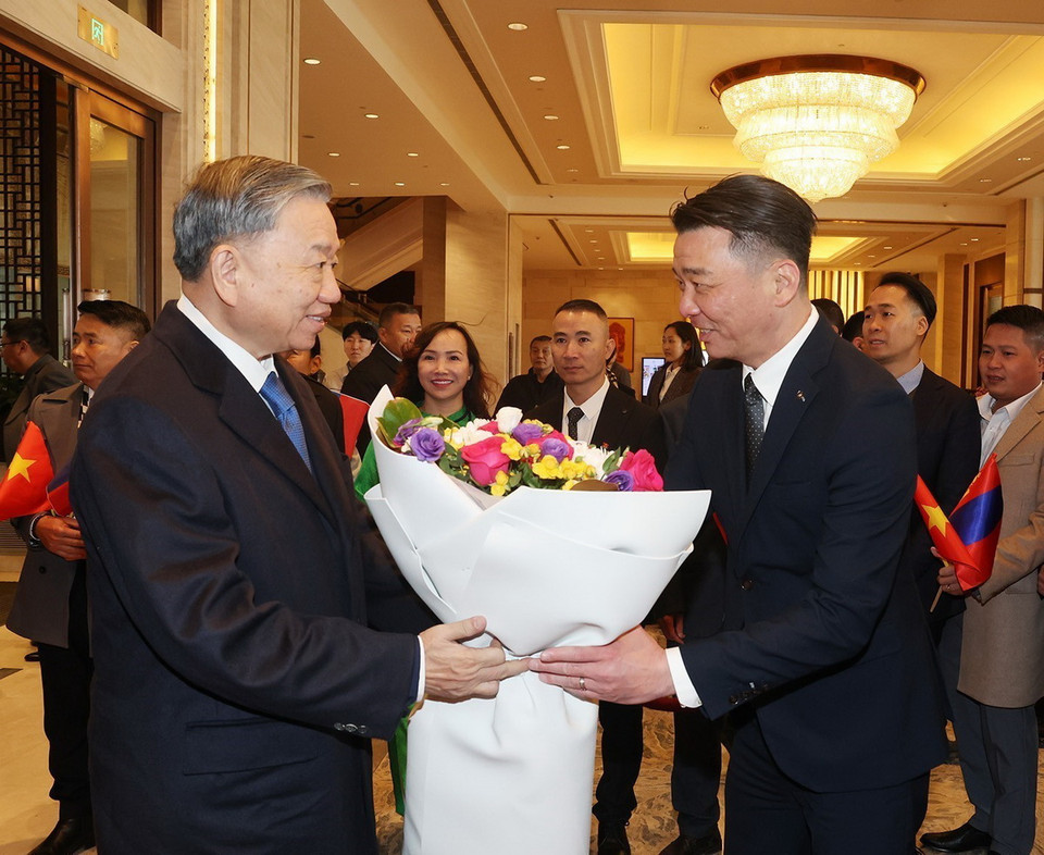 Tổng giám đốc Khách sạn Shangri-la trân trọng tặng hoa, chào mừng Tổng Bí thư, Chủ tịch nước Tô Lâm tới thăm Mông Cổ. (Ảnh: Trí Dũng/TTXVN)