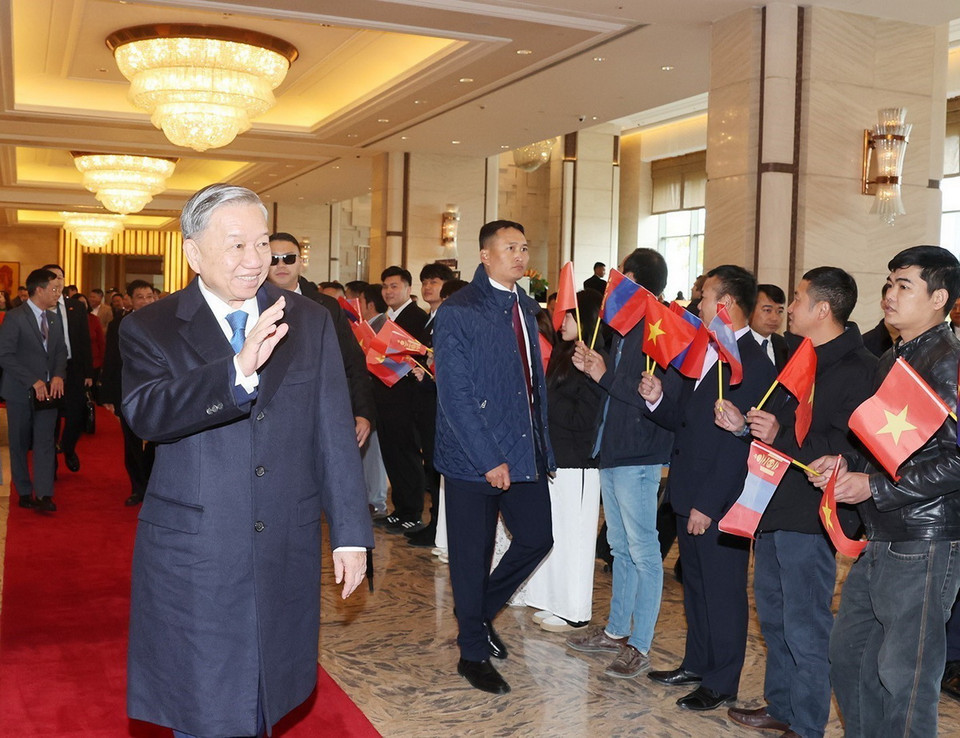 Cộng đồng người Việt Nam tại Mông Cổ chào đón Tổng Bí thư, Chủ tịch nước Tô Lâm tại Khách sạn Shangri-la. (Ảnh: Trí Dũng/TTXVN)