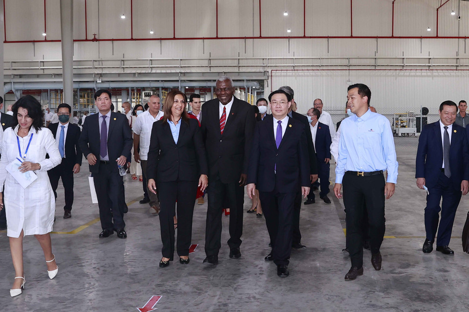 Chủ tịch Quốc hội Vương Đình Huệ và Chủ tịch Quốc hội Cuba Esteban Lazo Hernandez tham quan nhà máy bột giặt Suchel - TBV. (Ảnh: Doãn Tấn/TTXVN)