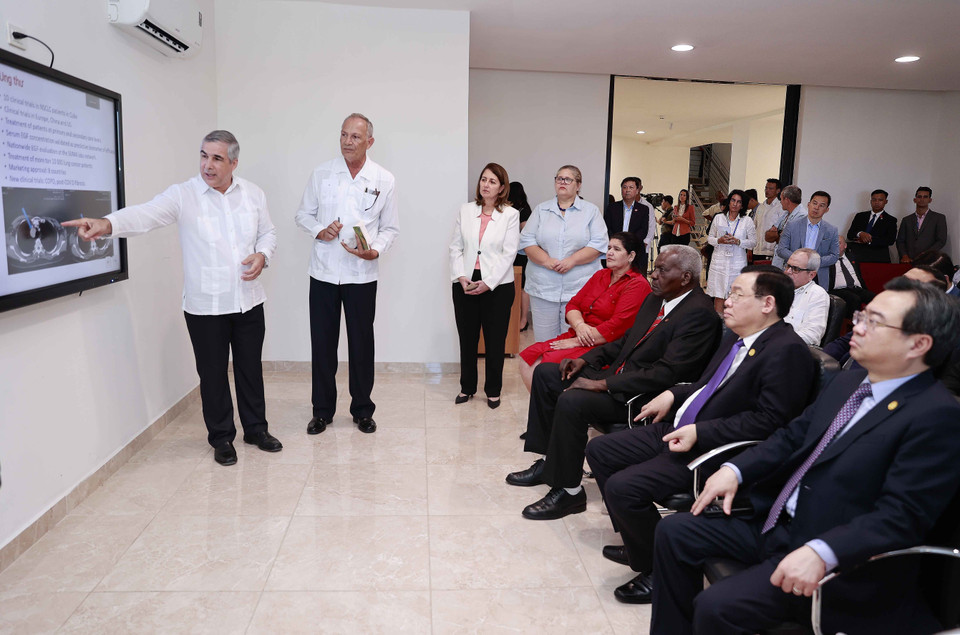 Chủ tịch Quốc hội Vương Đình Huệ nghe giới thiệu về trung tâm công nghệ sinh học và di truyền Cuba. (Ảnh: Doãn Tấn/TTXVN)