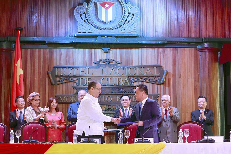 Chủ tịch Quốc hội Vương Đình Huệ và Thủ tướng Cộng hòa Cuba Manuel Marrero Cruz chứng kiến lễ ký và trao các thỏa thuận hợp tác giữa doanh nghiệp hai nước. (Ảnh: Doãn Tấn/TTXVN)