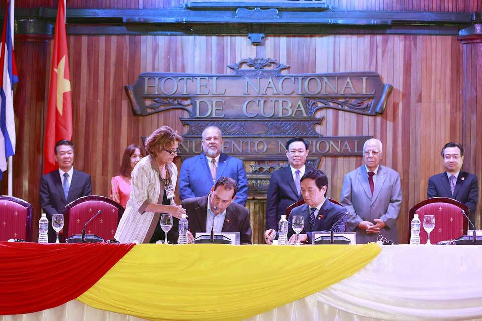 Chủ tịch Quốc hội Vương Đình Huệ và Thủ tướng Cộng hòa Cuba Manuel Marrero Cruz chứng kiến lễ ký và trao các thỏa thuận hợp tác giữa doanh nghiệp hai nước. (Ảnh: Doãn Tấn/TTXVN)
