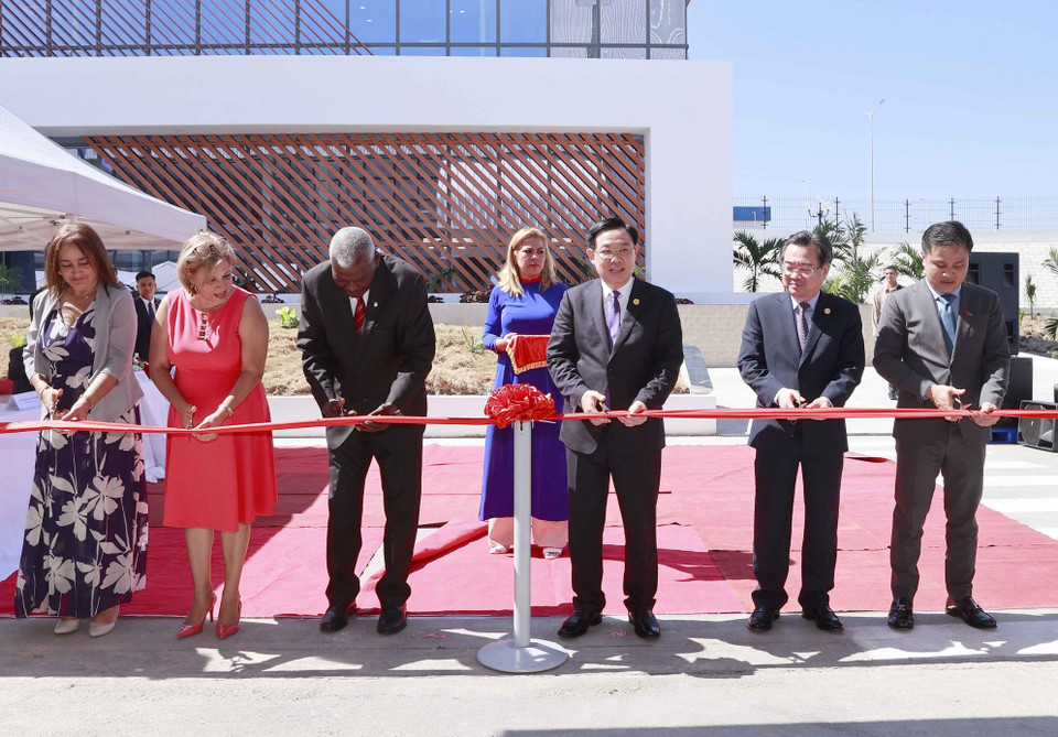 Chủ tịch Quốc hội Vương Đình Huệ và Chủ tịch Quốc hội Cuba Esteban Lazo Hernandez cắt băng khánh thành nhà máy bột giặt Suchel - TBV . (Ảnh: Doãn Tấn/TTXVN)