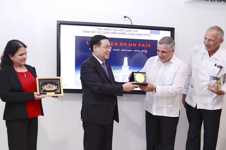 Chủ tịch Quốc hội Vương Đình Huệ tặng quà lưu niệm cho trung tâm công nghệ sinh học và di truyền Cuba. (Ảnh: Doãn Tấn/TTXVN)