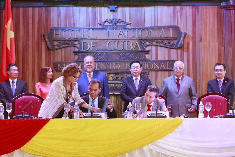Chủ tịch Quốc hội Vương Đình Huệ và Thủ tướng Cộng hòa Cuba Manuel Marrero Cruz chứng kiến lễ ký và trao các thỏa thuận hợp tác giữa doanh nghiệp hai nước. (Ảnh: Doãn Tấn/TTXVN)
