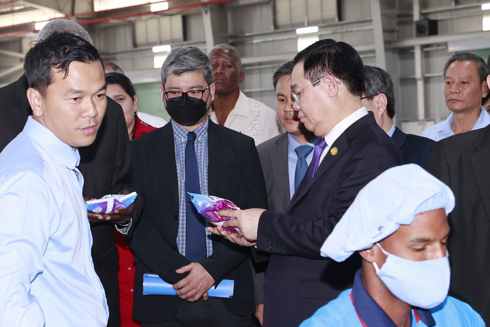 Chủ tịch Quốc hội Vương Đình Huệ và Chủ tịch Quốc hội Cuba Esteban Lazo Hernandez tham quan nhà máy bột giặt Suchel - TBV. (Ảnh: Doãn Tấn/TTXVN)