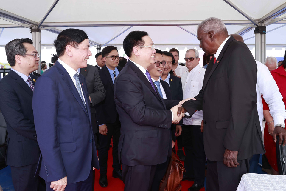 Chủ tịch Quốc hội Vương Đình Huệ và Chủ tịch Quốc hội Chính quyền Nhân dân nước Cộng hòa Cuba Esteban Lazo Hernandez tại lễ khởi công. (Ảnh: Doãn Tấn/TTXVN)