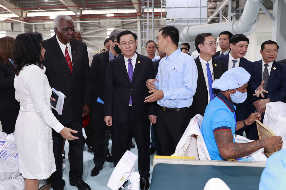 Chủ tịch Quốc hội Vương Đình Huệ và Chủ tịch Quốc hội Cuba Esteban Lazo Hernandez tham quan nhà máy bột giặt Suchel - TBV. (Ảnh: Doãn Tấn/TTXVN)