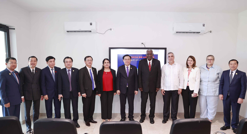 Chủ tịch Quốc hội Vương Đình Huệ và Chủ tịch Quốc hội Chính quyền Nhân dân nước Cộng hòa Cuba Esteban Lazo Hernandez với các đại biểu. (Ảnh: Doãn Tấn/TTXVN)